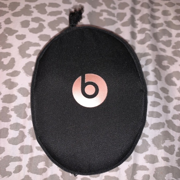 Apple Rosegold Beats Solo3 Wireless Headphones - Picture 14 of 16